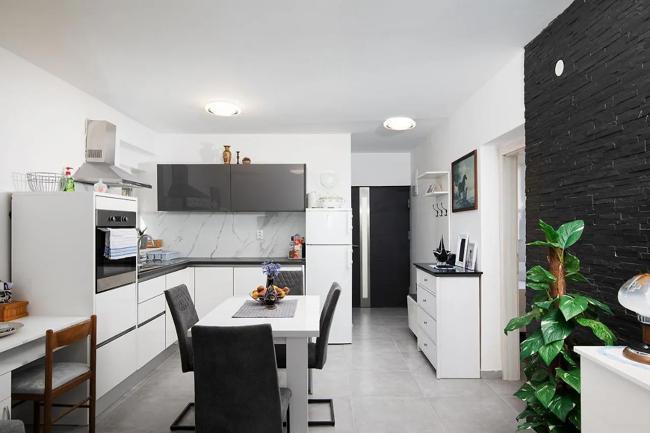 Sea View Apartment With Free Parking Pula