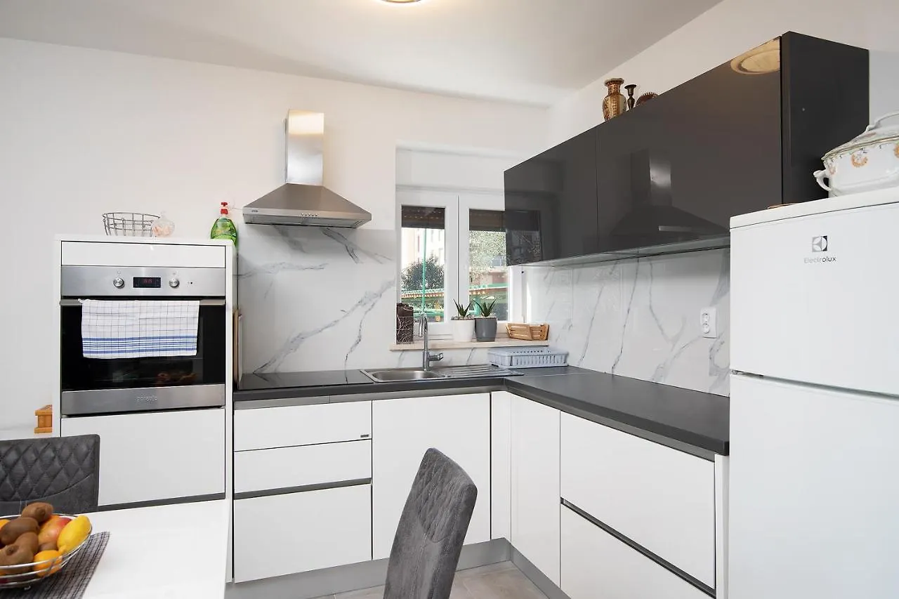 Sea View Apartment With Free Parking Pula 0*,